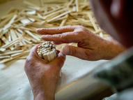 Person bündelt Holzplättchen