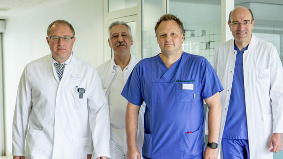 Ärzteteam kommt auf die Kamera zu