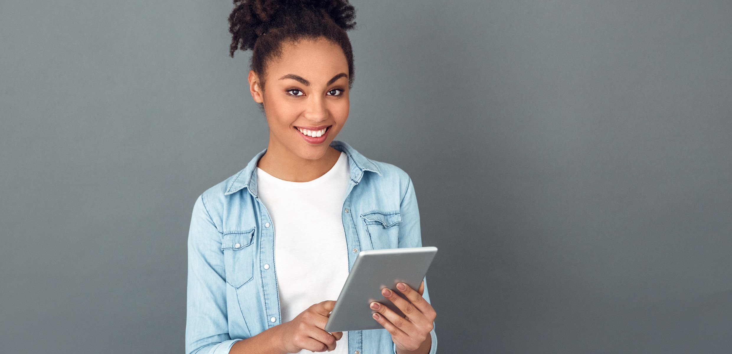 Junge Frau am Tablet