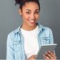 Junge Frau am Tablet